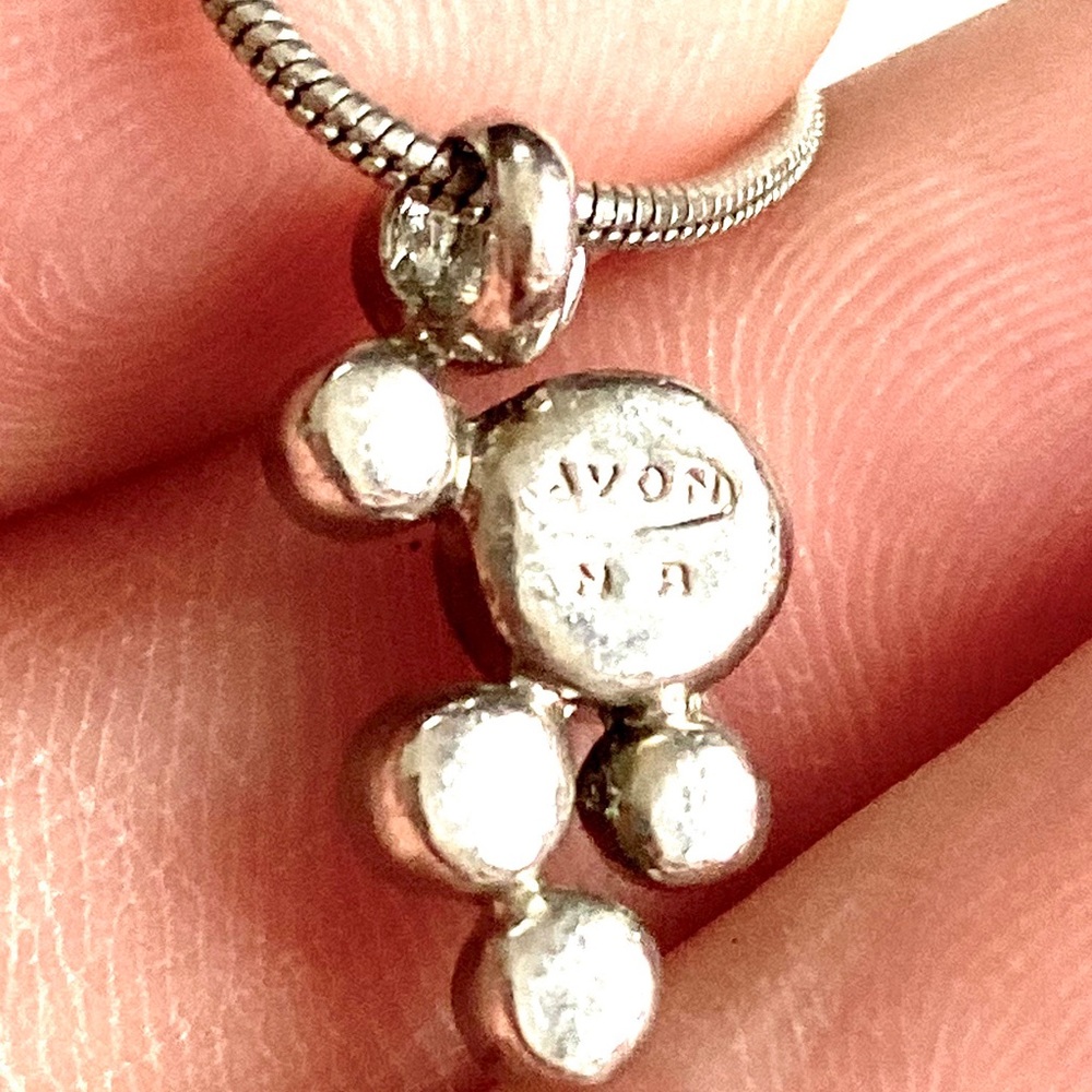 AVON modernist dainty Silver Necklace - Picture 4 of 4